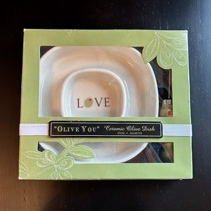 NIB Kate Aspen "Olive You" Ceramic Olive Dish w Stacked Olive Design Spreader